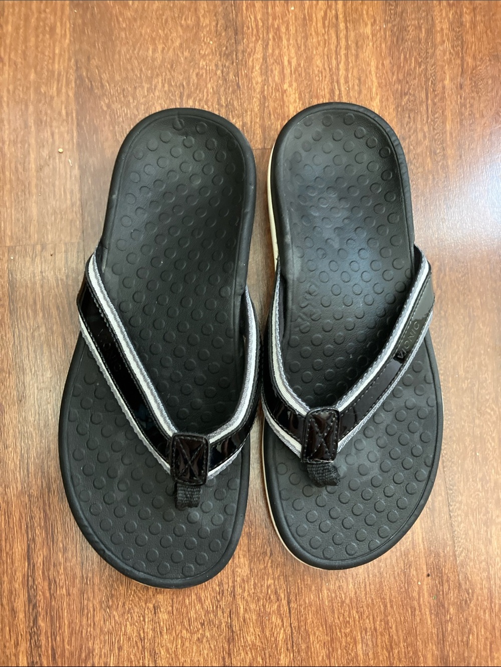 Vionic Black Men's Flip Flop Sandals with Contrast Trim
